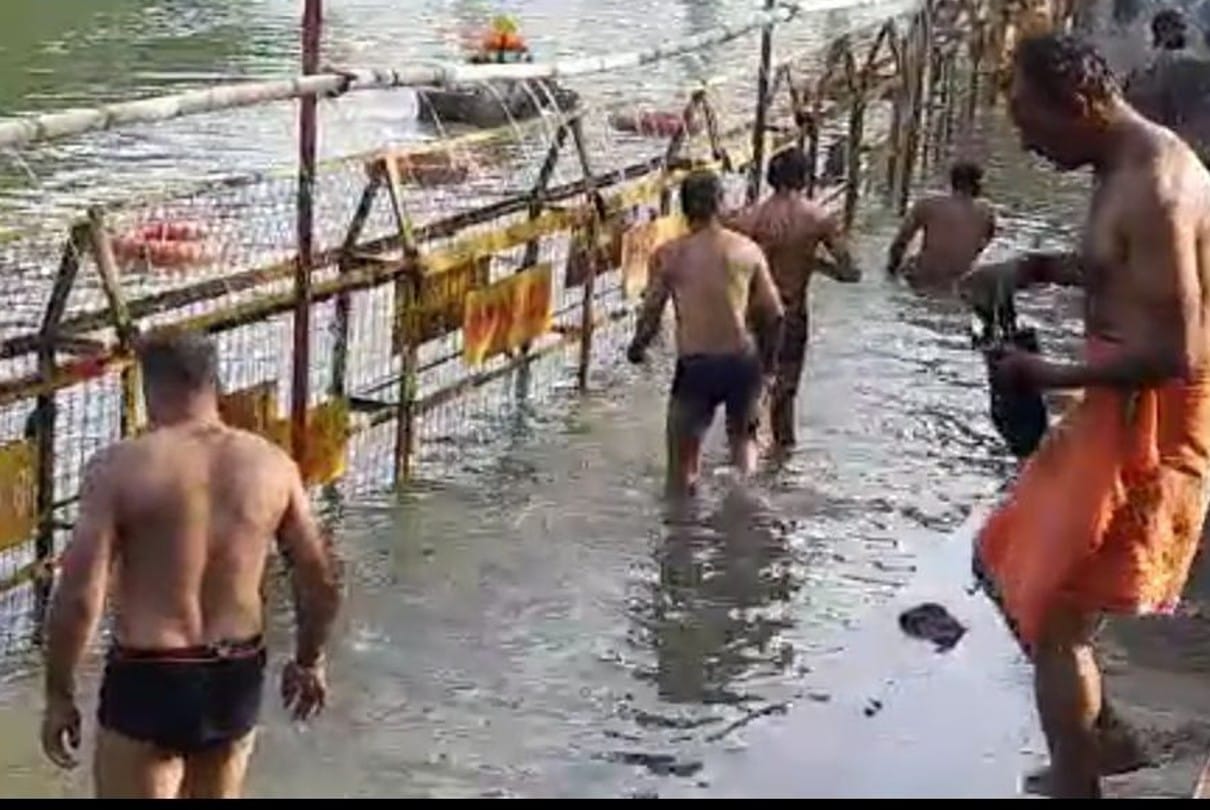 Crowd gathered in Ujjain on Shaneschari Amavasya: Barricades put up on the ghat of Shipra river, devotees had to bathe in fountains