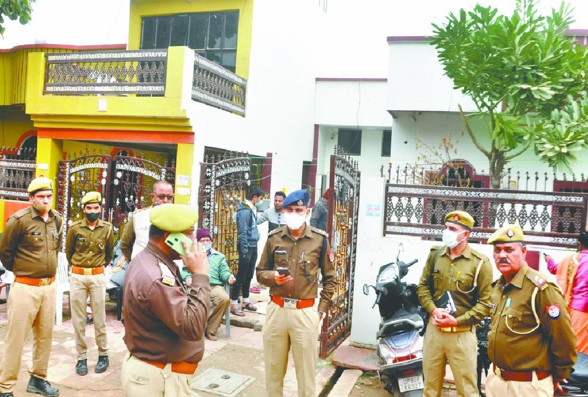 Yogesh Mishra Write Five Page Suicide Note In Mass Suicide In Agra