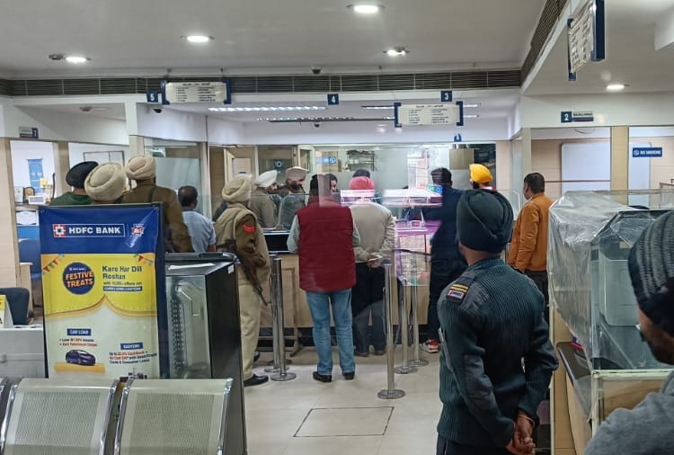 Loot in HDFC Bank at Tarantaran