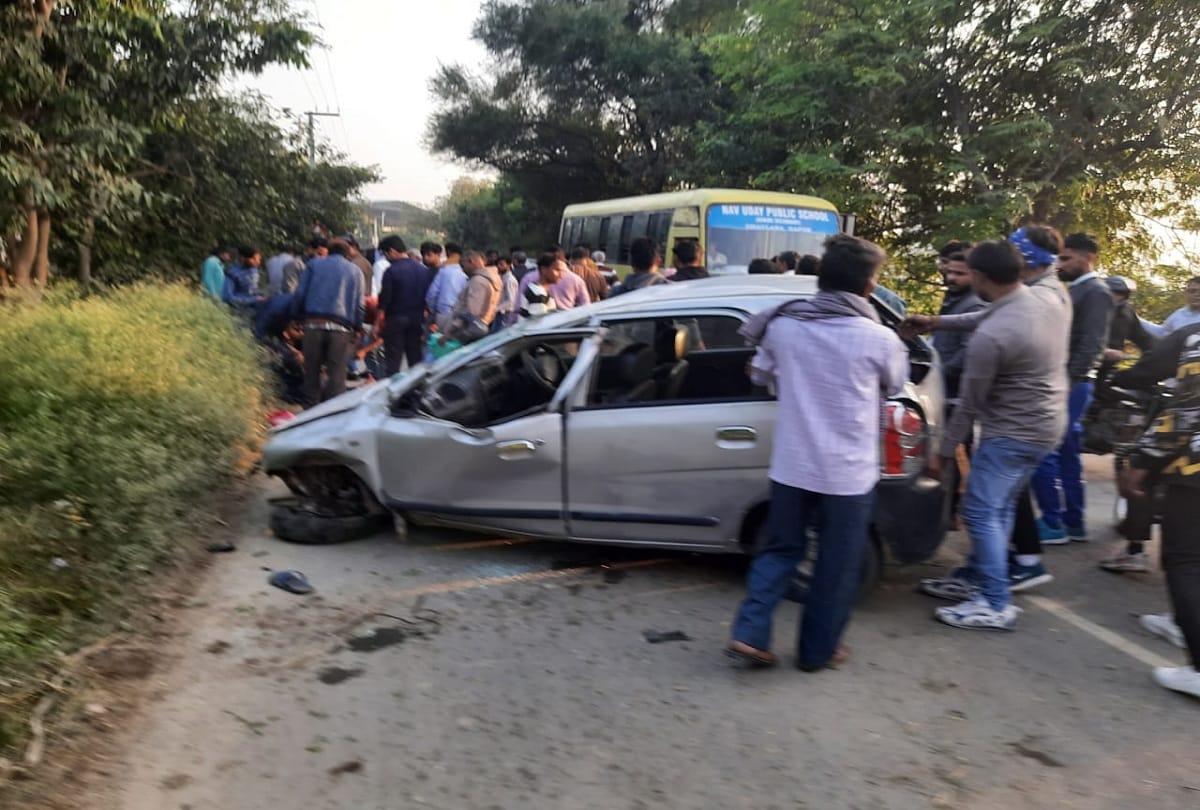 Uncontrollable car overturned after hitting a tree in Hapur, two youths died in the accident