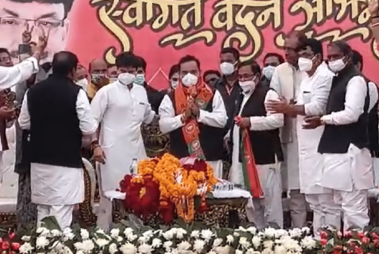 Maharaja's challenge to the Raja: Scindia reached Raghogarh, many leaders including Digvijay's close Hirendra Singh joined BJP