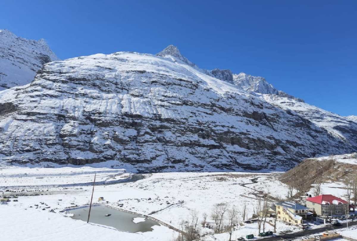 Tourists flock to see the snow As soon as the weather opened in himachal, there was a jam in the Atal Tunnel, see photos