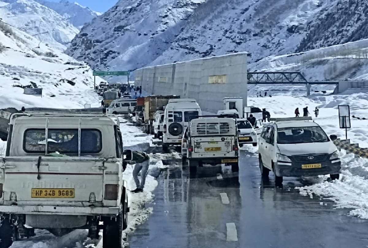 Tourists flock to see the snow As soon as the weather opened in himachal, there was a jam in the Atal Tunnel, see photos