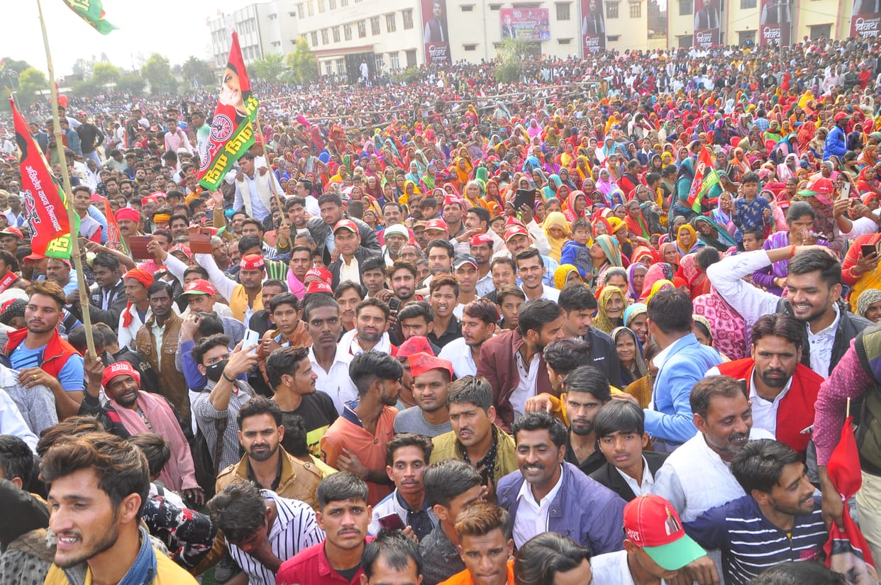 In the welcome of Akhilesh, people gathered on the streets, showered flowers