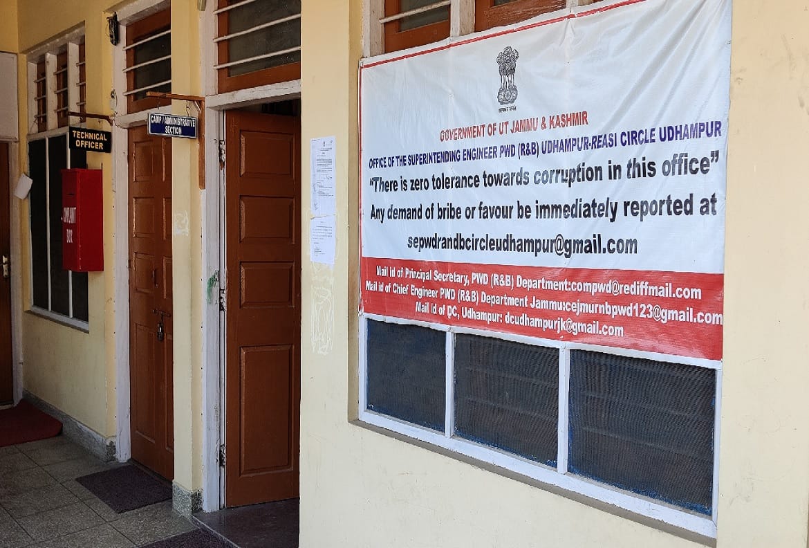 Board of complaints set up outside Jammu and Kashmir office for demanding bribe, now himself caught doing corruption