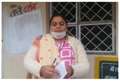 महिला सब इंजीनियर की शिकायत है कि उसे कोई अदृश्य शक्ति परेशान कर रही है ।