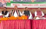 बलरामपुर के खम्हुआ में कार्यकर्ता सम्मेलन के दौरान मौजूद कांग्रेस के राष्ट्रीय सचिव सत्य नरायन