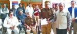 गोला कोतवाली में बजाज चीनी मिल मालिक और प्रबंधन के खिलाफ सीओ और प्रभारी निरीक्षक को तहरीर देते वि