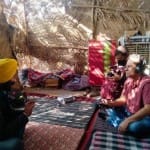 टीकरी बॉर्डर पर किसानों की एक झोपड़ी में आंदोलनकारी से बातचीत रिकॉर्ड करते बेदब्रत पेन।