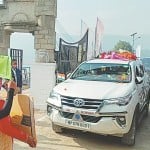 जेपी नड्डा के काफिले को रोकते पुलिस कर्मियों के परिजन।
