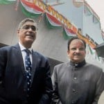 सेवानिवृत्त रियर एडमिरल वीके सक्सेना और केंद्रीय रक्षा राज्य मंत्री अजय भट