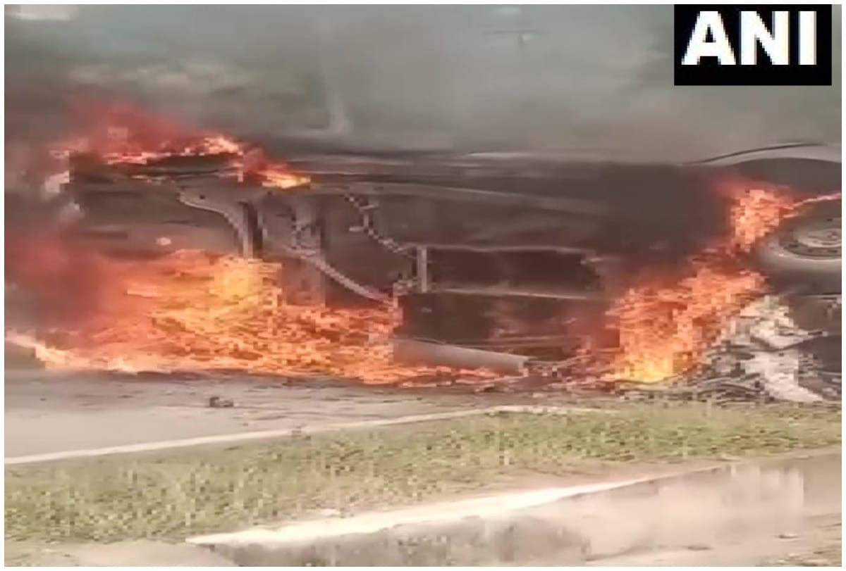 Andhra Pradesh accident 6 persons died in road accident on Puthal Pattu-Naidupeta Road near Chittoor in andhra pradesh, car caught fire due to petrol leak