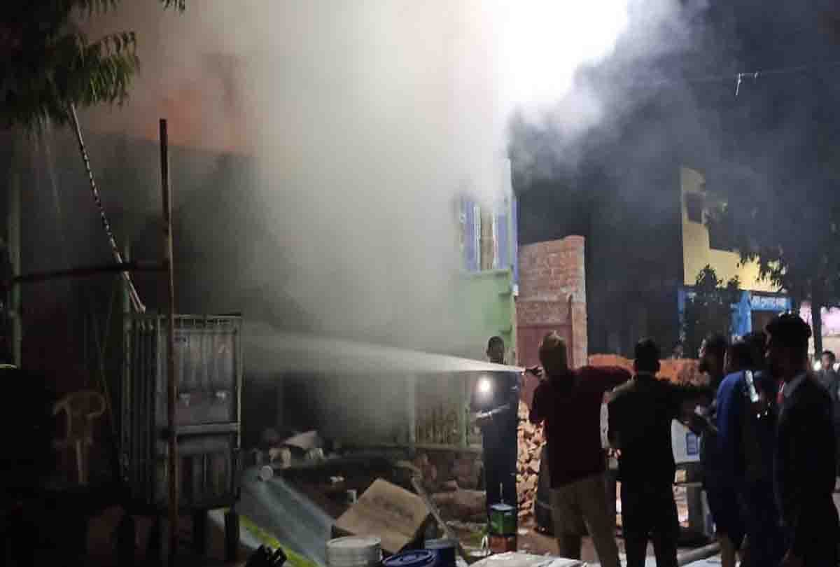 Kanpur: Fire broke out in hardware shop due to short circuit