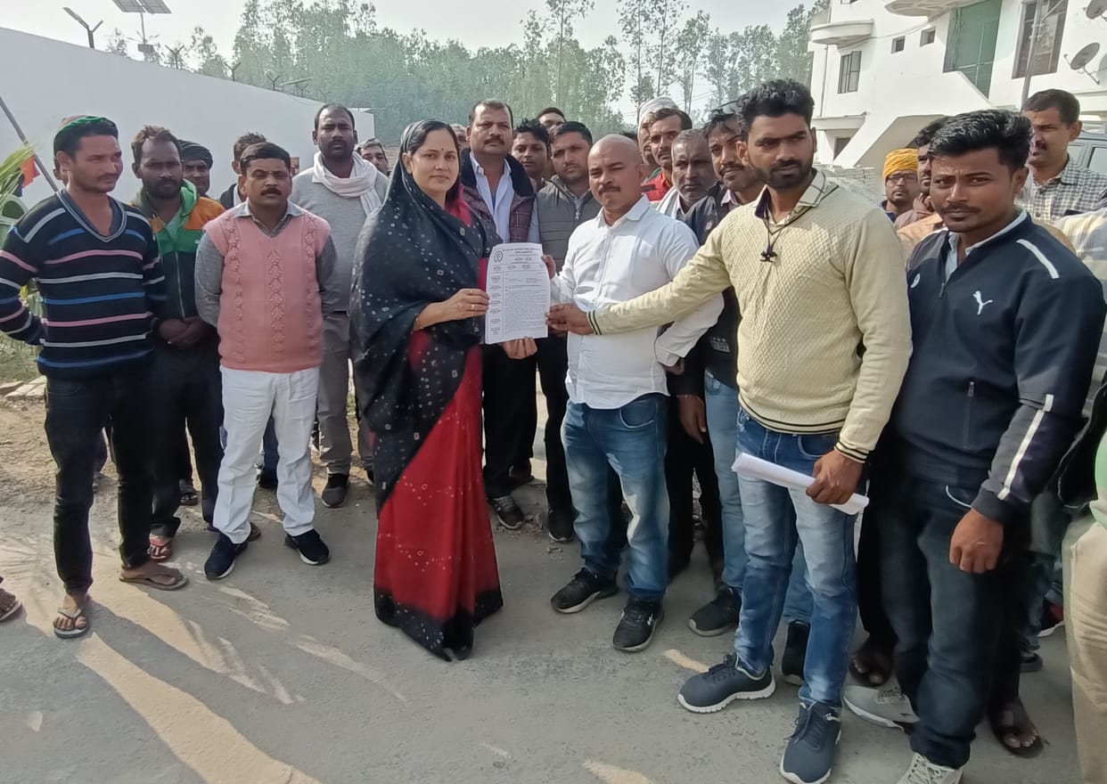 Contractual electricity workers handed over the demand letter to the MLA