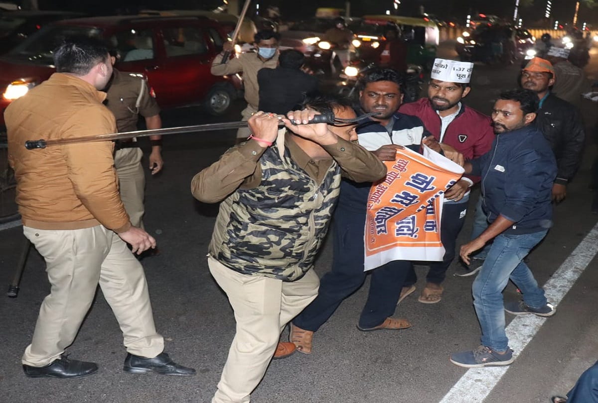 police lashed sticks on the candidates of teacher recruitment they going to cm yogi residence for protesting in lucknow