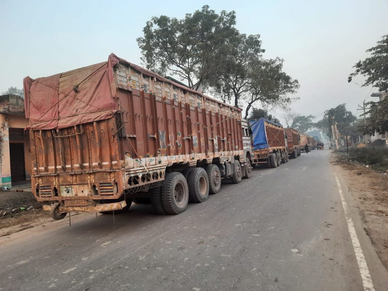 Two trucks clashed, Ramnagar chowk struggled with jam overnight