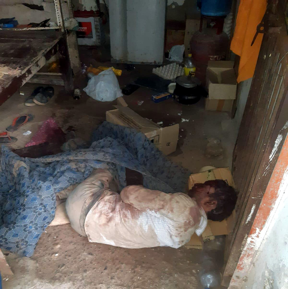 Breaking the lock of the contract, the servant was attacked with a rod, the accused took away liquor and cash