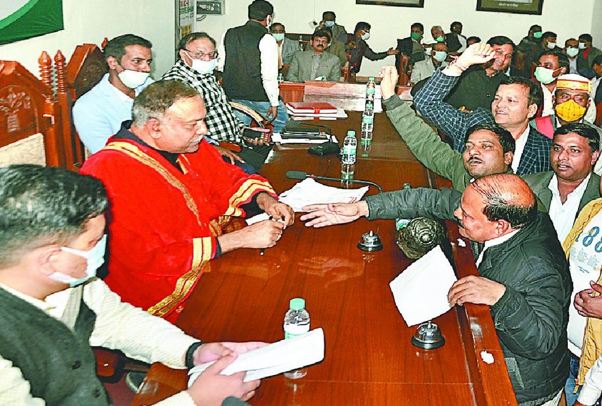 Government summoned confidential report after discussion over name change proposal of taj mahal in agra nagar