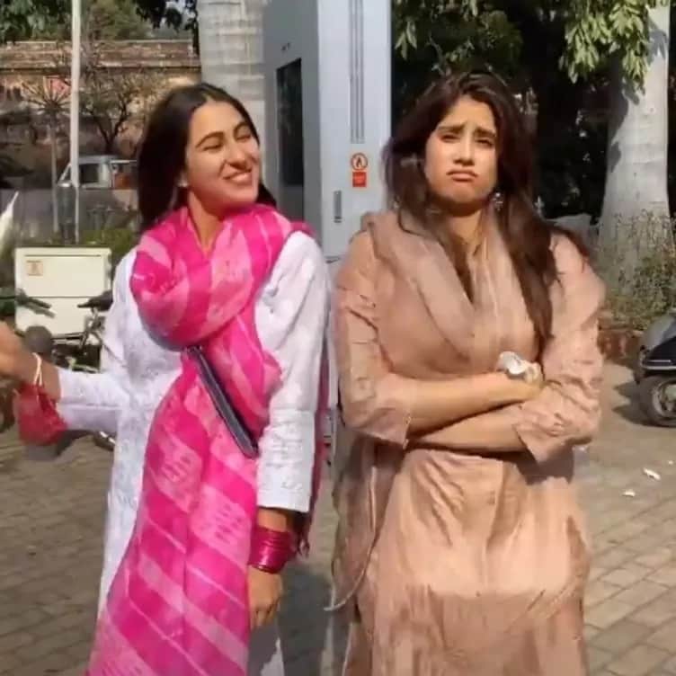 Jhanvi Kapoor got jealous after seeing Sara Ali Khan eating Kulfi, enjoys auto-ride with friends