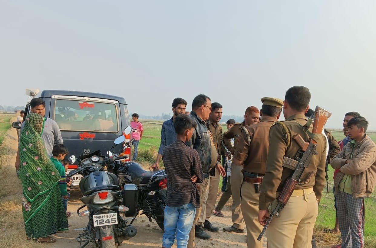loot of silver and gold ornaments by terrorizing bullion trader in azamgarh kids thrown in  field