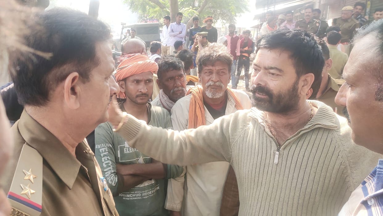 fathepur news,Uncontrolled car hit six people and entered the dump, uproar