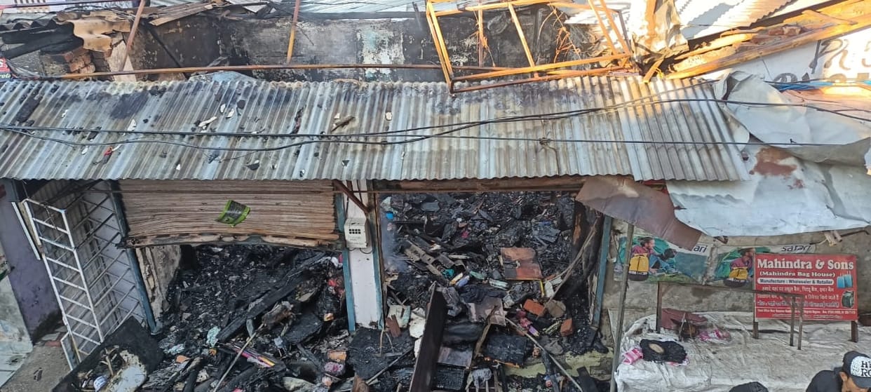 Loss of lakhs due to fire in bag and shoes shop in Nagrota Bagwan