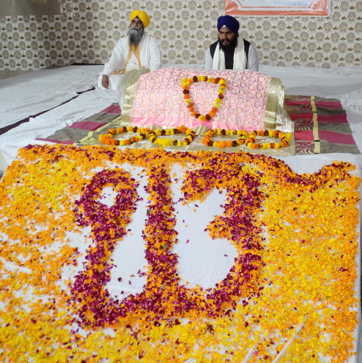 Glorifying the martyrdom of Guru Tegh Bahadur in Kirtan