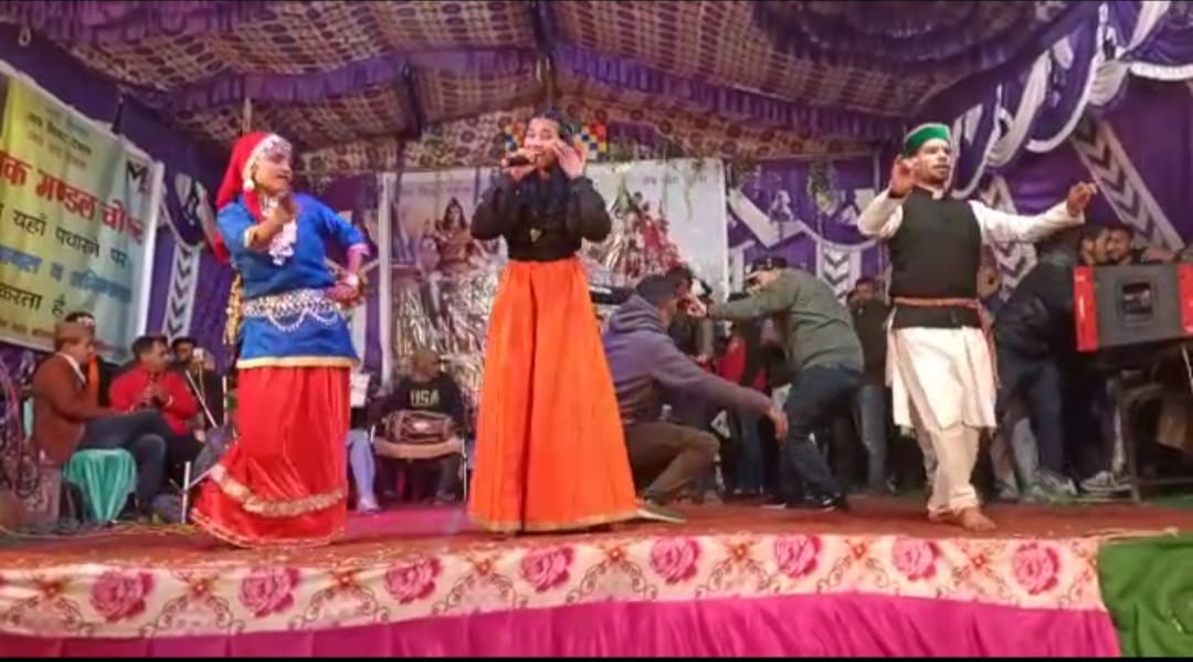 people of giripaar area of sirmaur dance  on rasa badechu  and pahadi natti