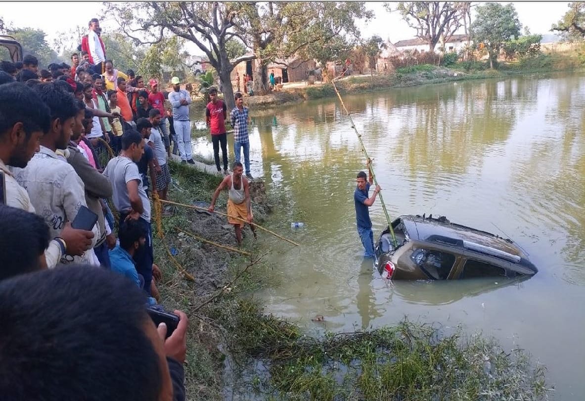 Raod accident in Ballia overspped car rammed into pond driver dies due to drowning in water