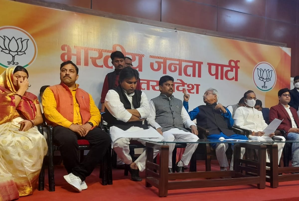 Many leaders along with former state chief of Samajwadi Vyapar Sabha join BJP.