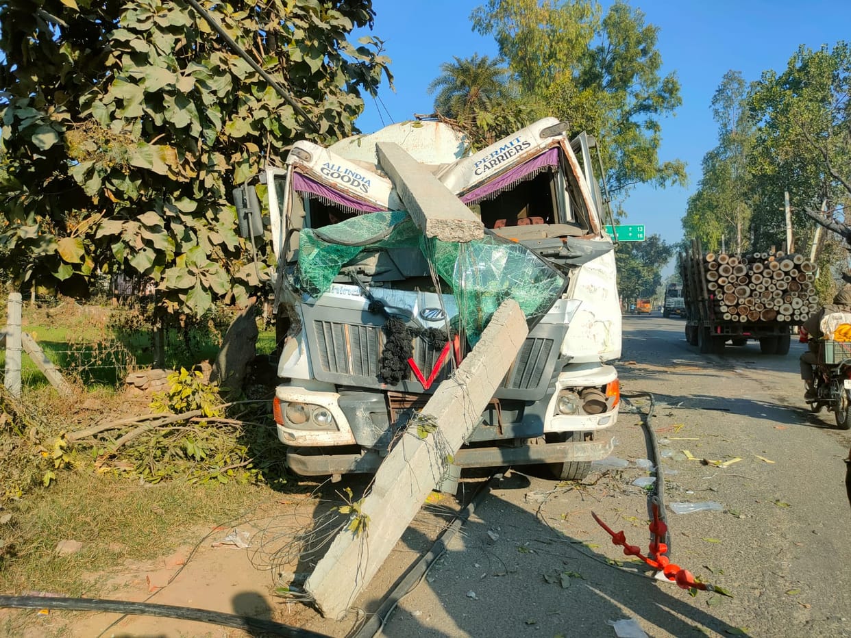 Truck broke four poles, power failure, Yamunanagar