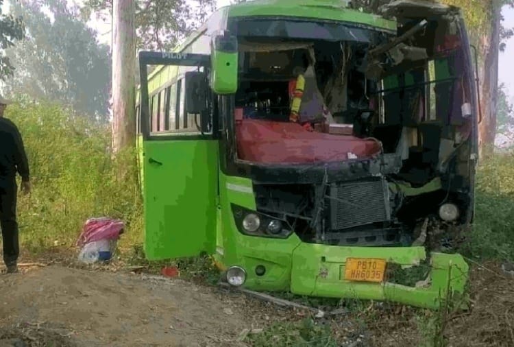 Bus overturned after hitting a tree in Punjab