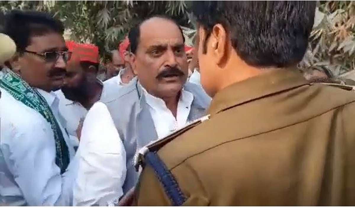 Police and samajwadi party mla and workers clashed before cm yogi arrival in chandauli