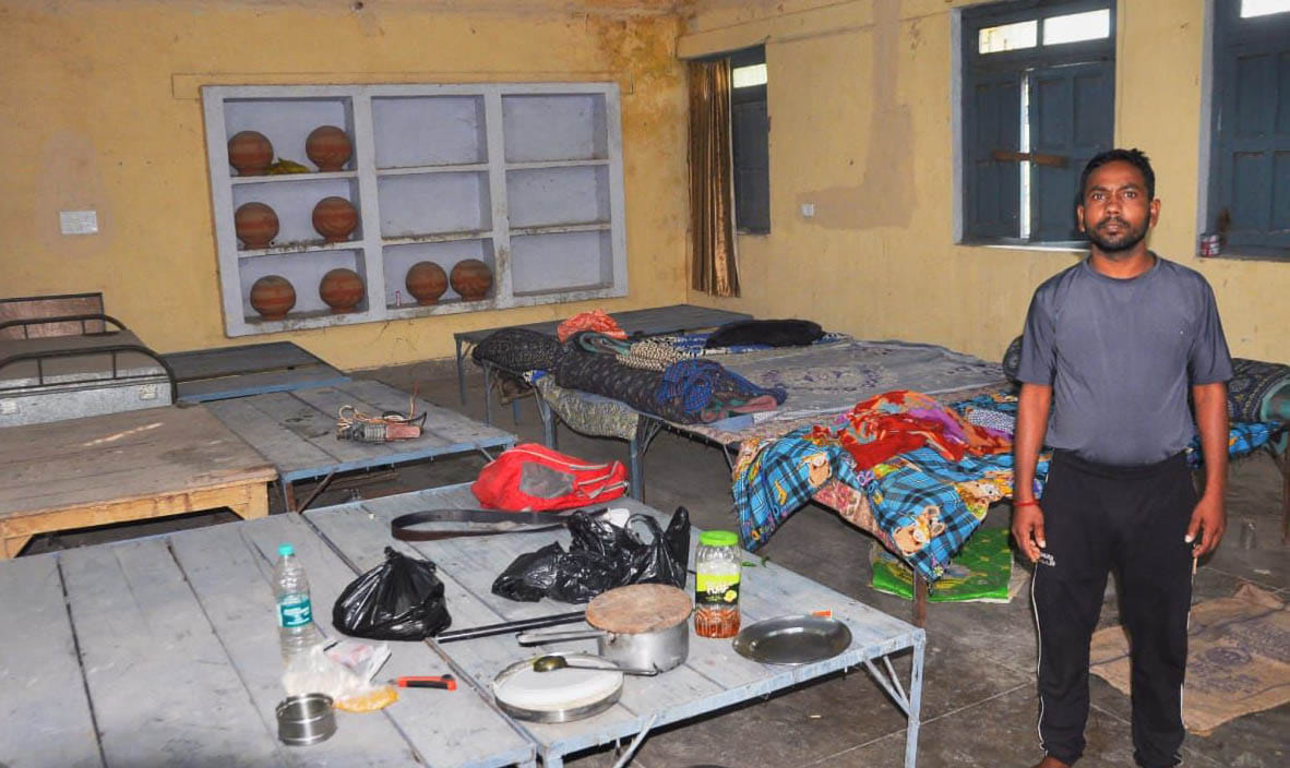 Electricity company employees in the rest house, farmers are facing winter in the open