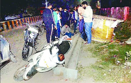 Threat to life in smart city, scooty riding husband and wife fell after colliding with the pillars lying on the road