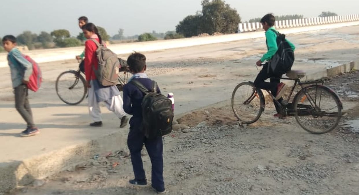 fathepur news,School children are also crossing the highway due to illegal cuts