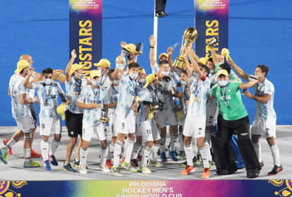 ट्रॉफी के साथ अर्जेंटीना टीम