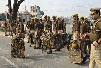 Kaushambi: The driver who was running after crushing the young man was left dead, set fire to the dumper