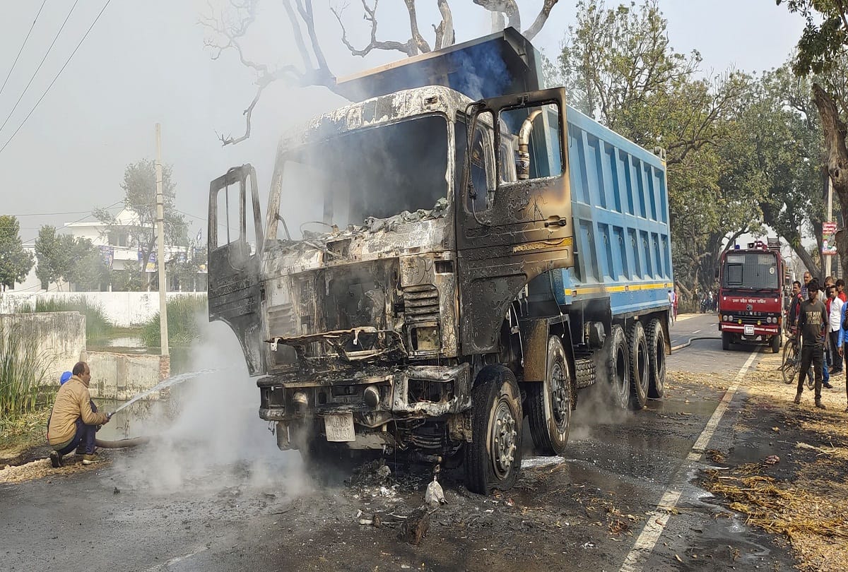 Kaushambi: The driver who was running after crushing the young man was left dead, set fire to the dumper