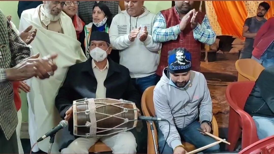 Ex Cm Harish Rawat with Dholak in Maldhanchaurh