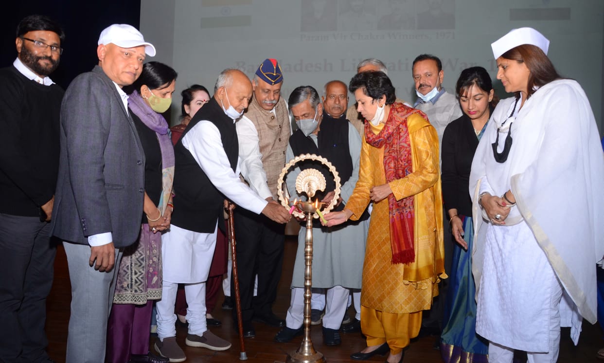 Honored the families of ex-servicemen and martyrs who took part in the 1971 war