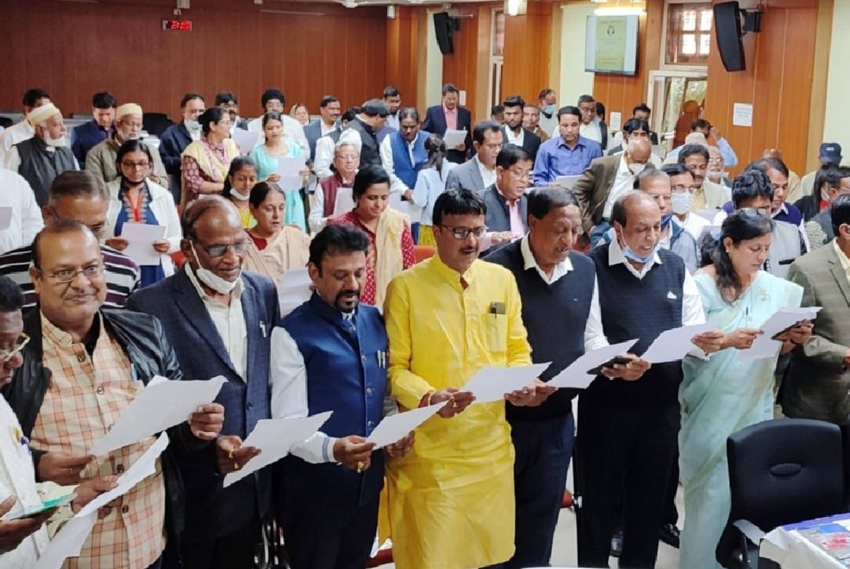 Indore: Promoting harmony and harmony in the society, a pledge was administered to the participants for the purpose of conducting free and fair mediation.