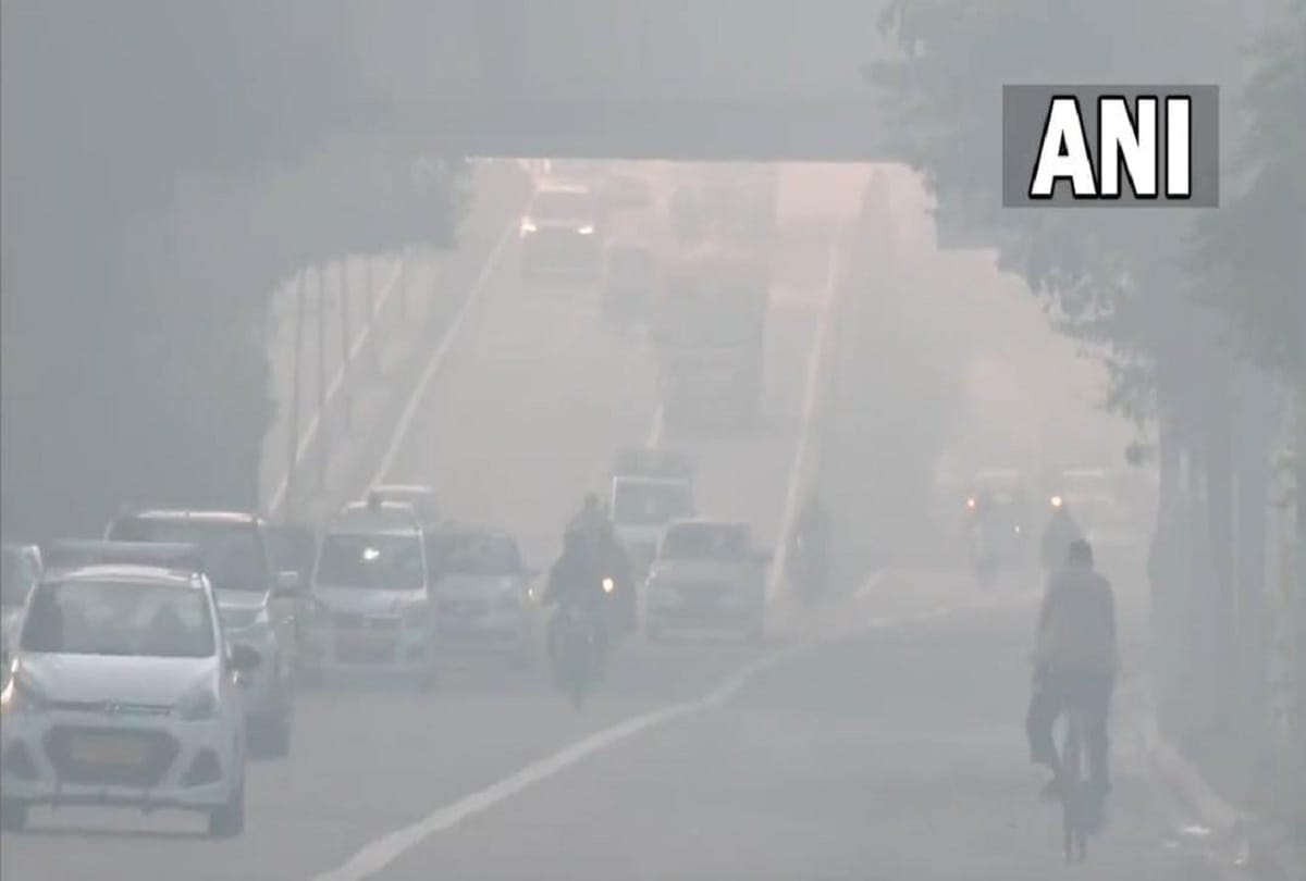Delhi: Visibility reduced due to haze in the national capital, AQI in 'hazardous' category in Anand Vihar