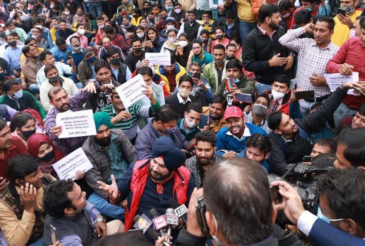 Navjot Singh Sidhu sit on dharna outside Delhi CM residence