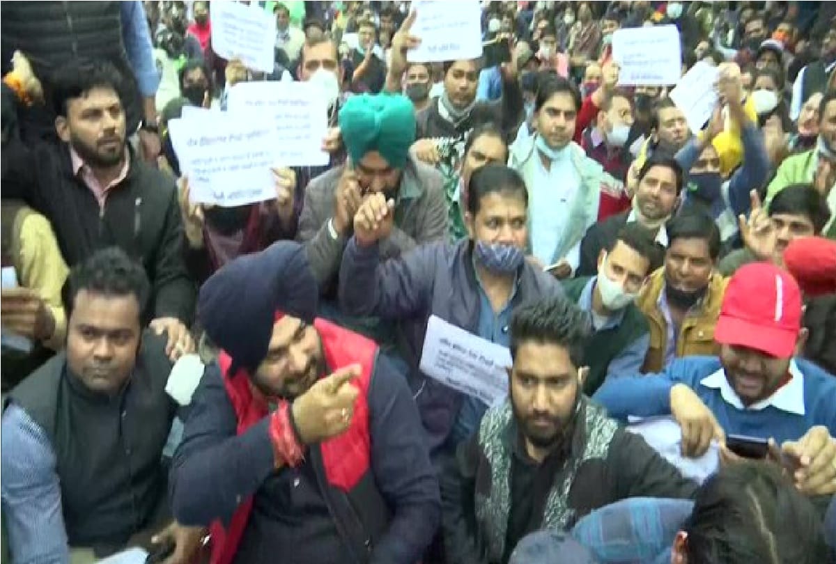 Punjab Congress Chief Navjot Singh Sidhu joins Delhi government guest teachers who are holding protest over their demand for permanent jobs