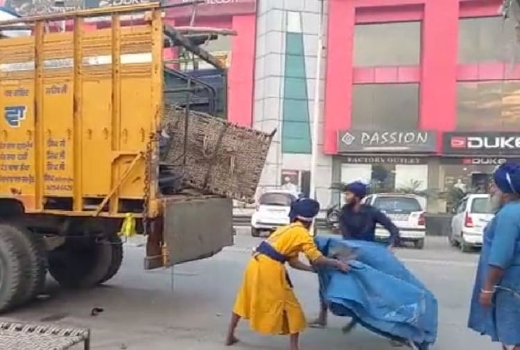 A group of Nihangs uprooted the tents to go back from farmers movement