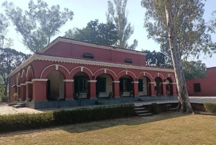 This is the rest house of the British era former president stayed by paying one rupee