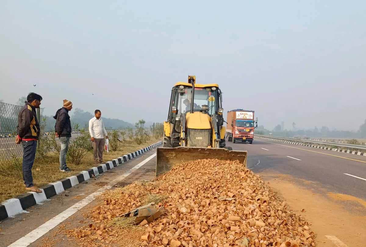 UP: Two business man killed, two injured in two road accident on Lucknow-Agra Expressway in Unnao