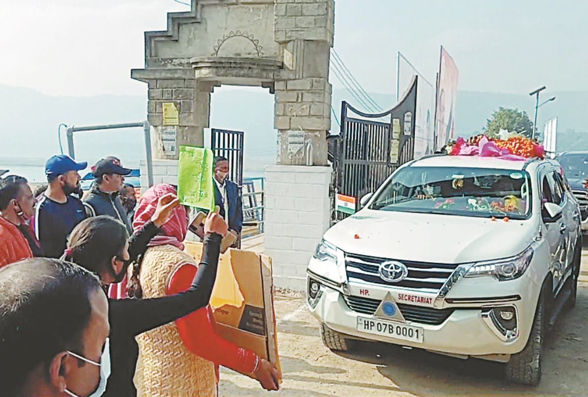 bjp rashtriya adhyaksh jp naada car stopped in Bilaspur by kins of police constables Negligence in VVIP security