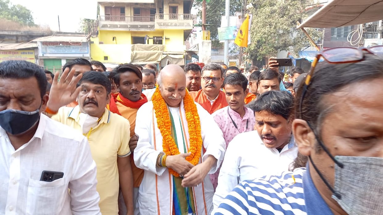 pravin togadia reacts on keshav prasad maurya kashi mathura remarks in varanasi People in power should not give slogans